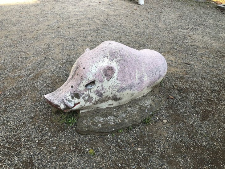 豚かイノシシの石像