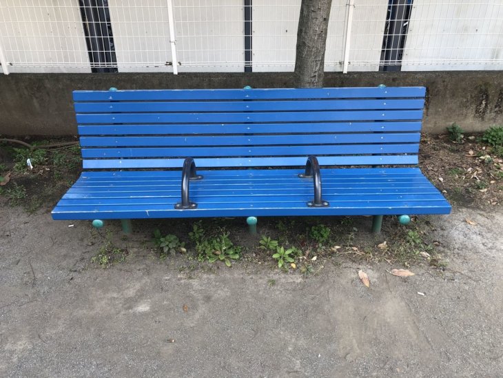 北側の青いベンチ