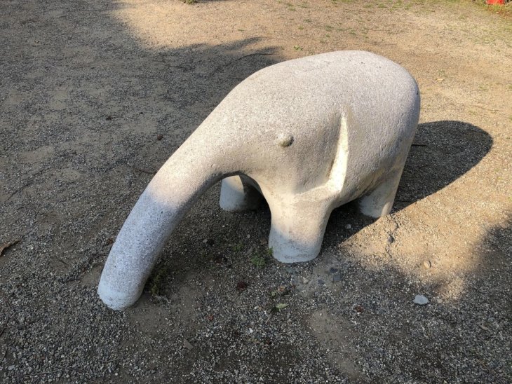 ゾウの石像