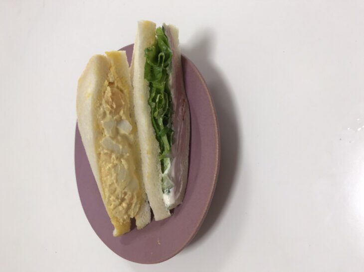 玉子とハムレタスのサンドイッチ